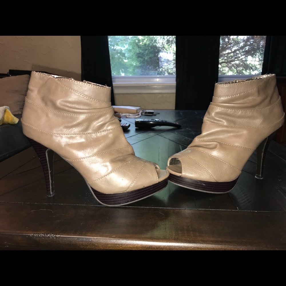 Heeled ankle booties!!